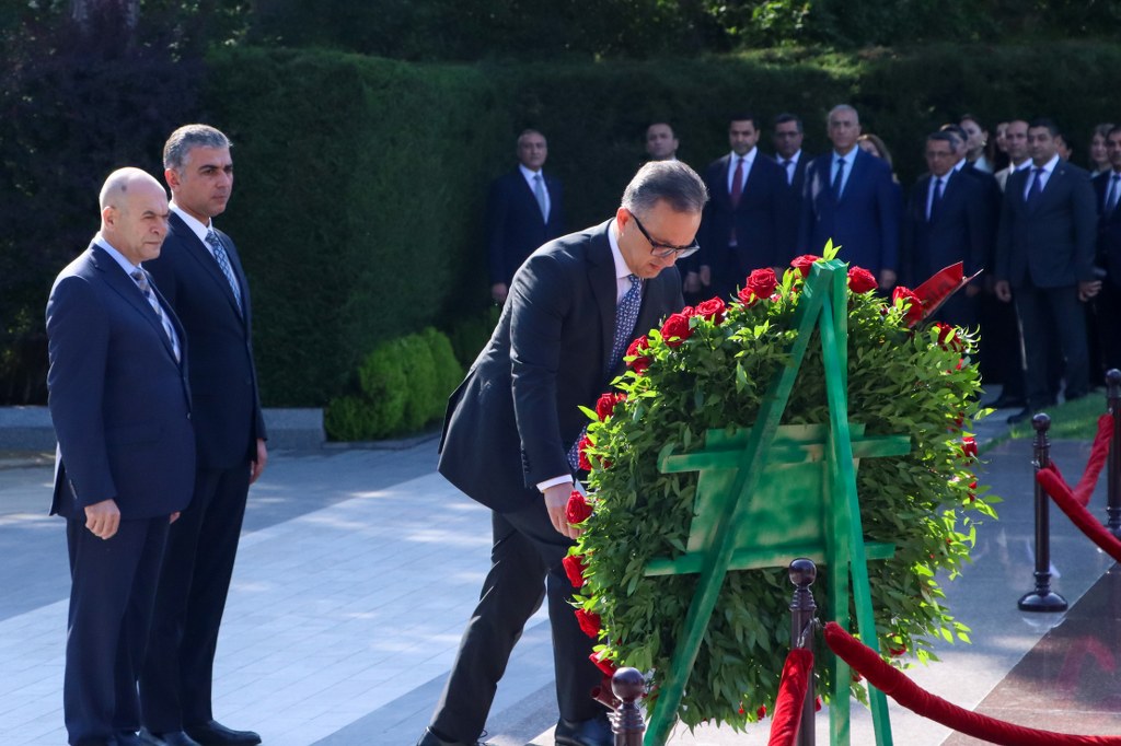 Dini Qurumlarla İş üzrə Dövlət Komitəsinin və tabeliyindəki qurumların kollektivi Fəxri xiyabanı ziyarət edib - Image 13