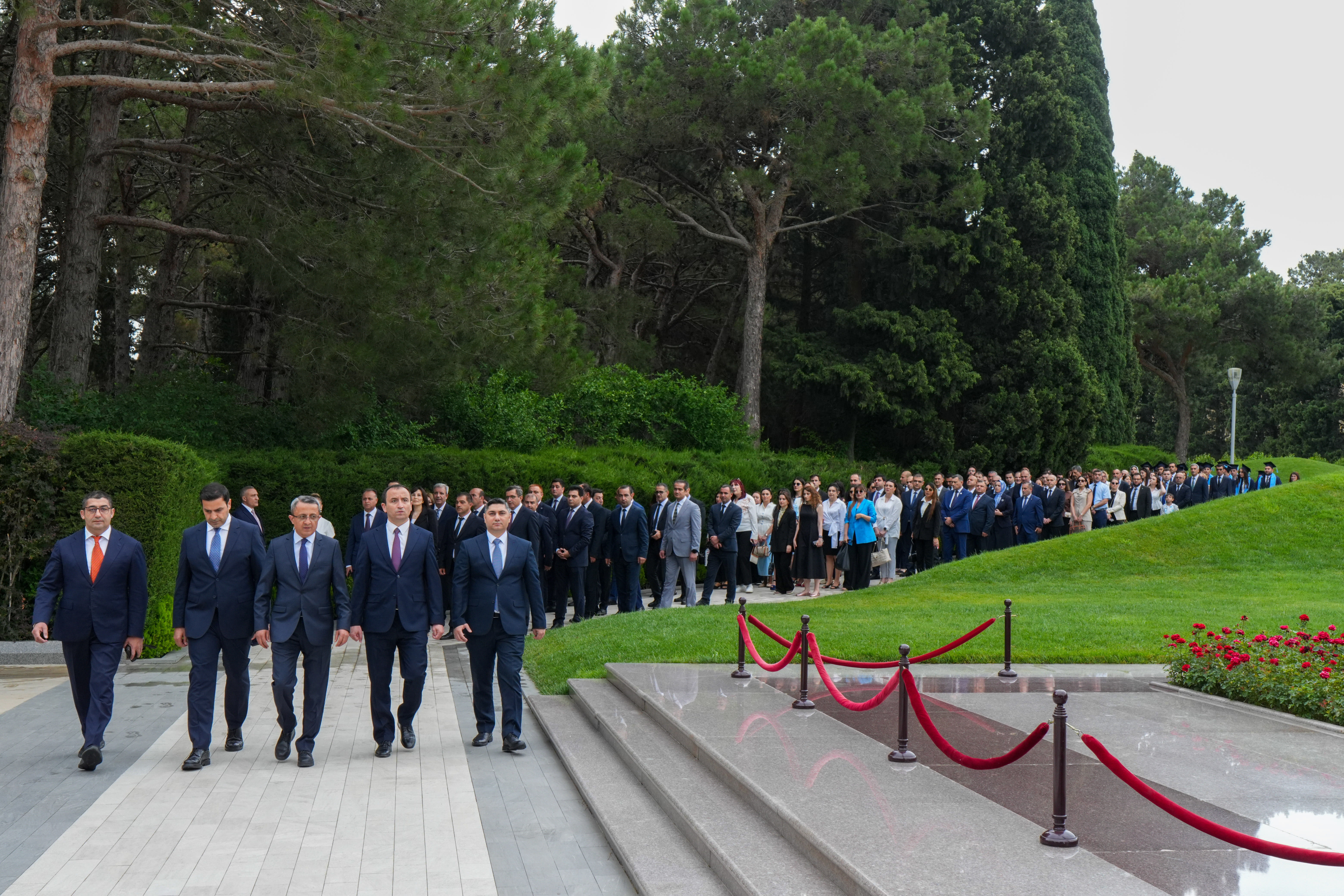 Dini Qurumlarla İş üzrə Dövlət Komitəsinin kollektivi Fəxri xiyabanı və Şəhidlər xiyabanını ziyarət edib - Image 5