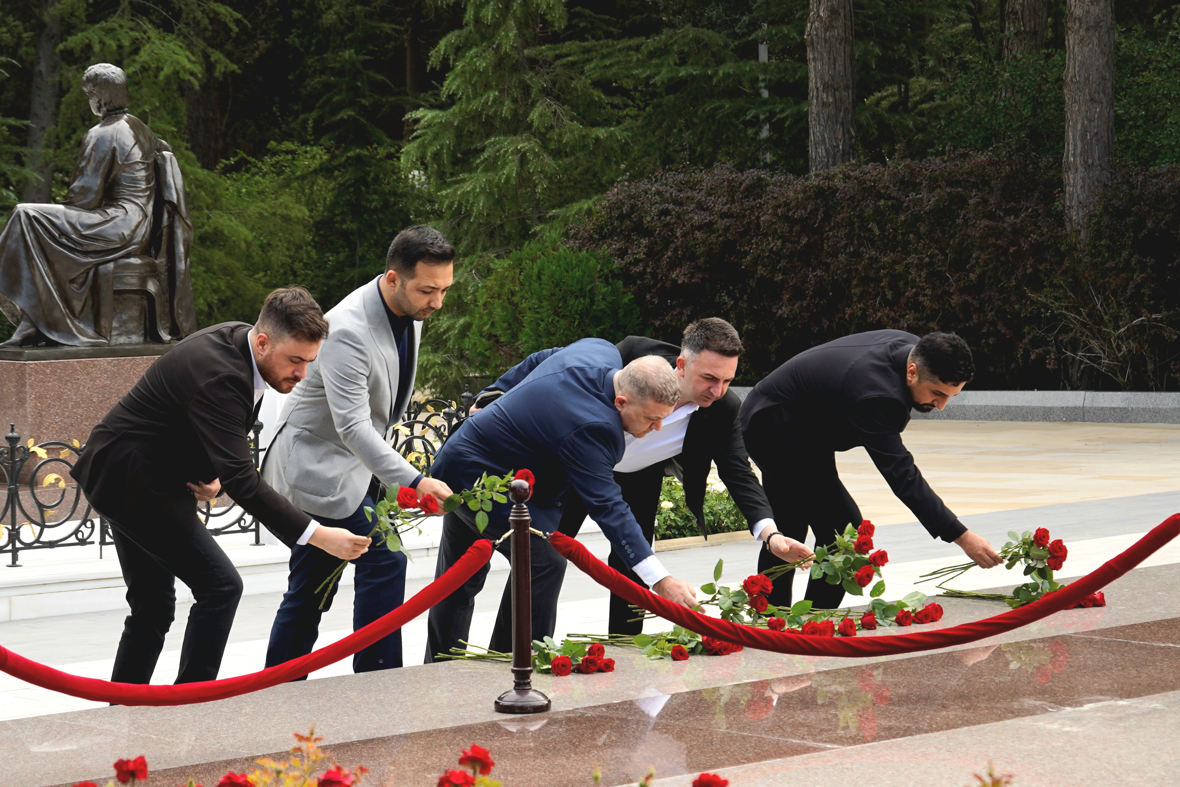 Ölkəmizdə səfərdə olan din xadimləri Fəxri xiyaban, Şəhidlər xiyabanı və “Türk şəhidliyi” abidəsini ziyarət ediblər - Image 6