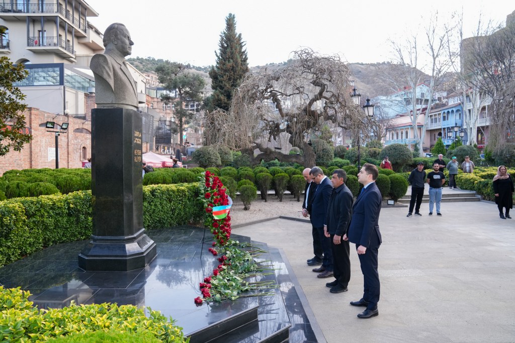 Tbilisidə Ulu Öndər Heydər Əliyevin abidəsi ziyarət edilib - Image 1