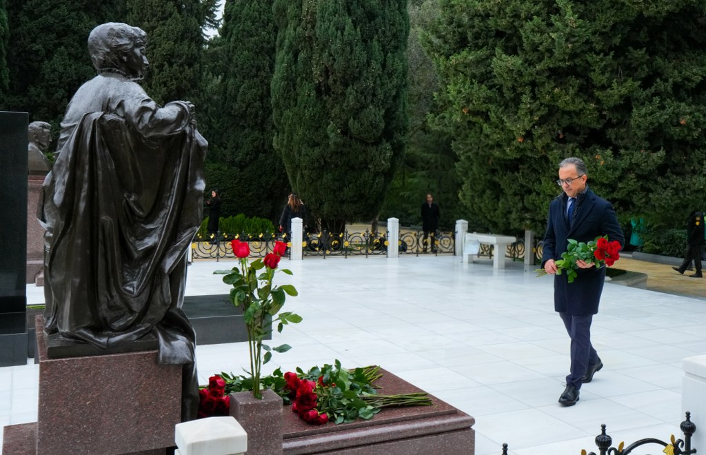 Dövlət Komitəsinin kollektivi Ümummilli Lider Heydər Əliyevin məzarını ziyarət edib - Image 2