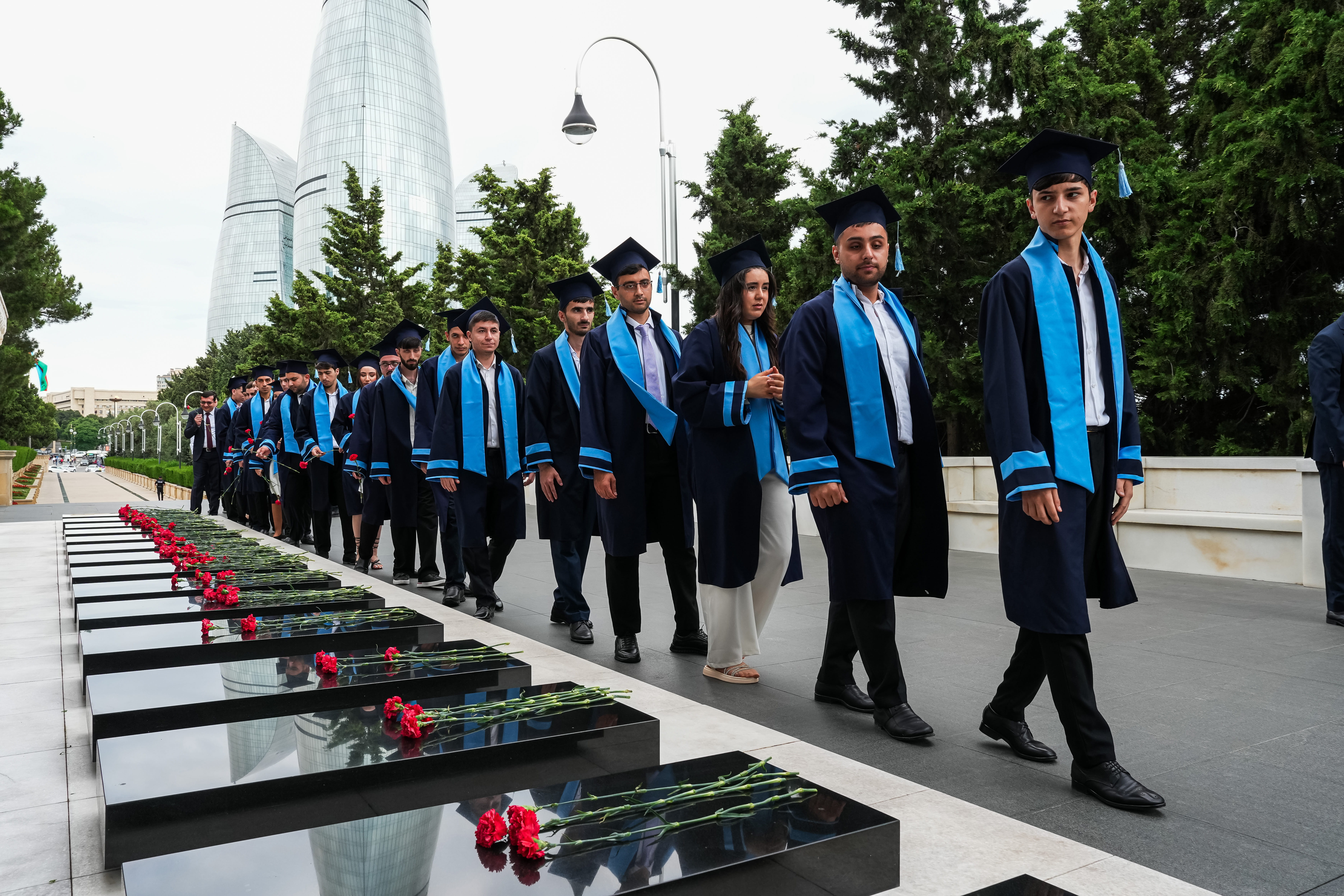 Dini Qurumlarla İş üzrə Dövlət Komitəsinin kollektivi Fəxri xiyabanı və Şəhidlər xiyabanını ziyarət edib - Image 9