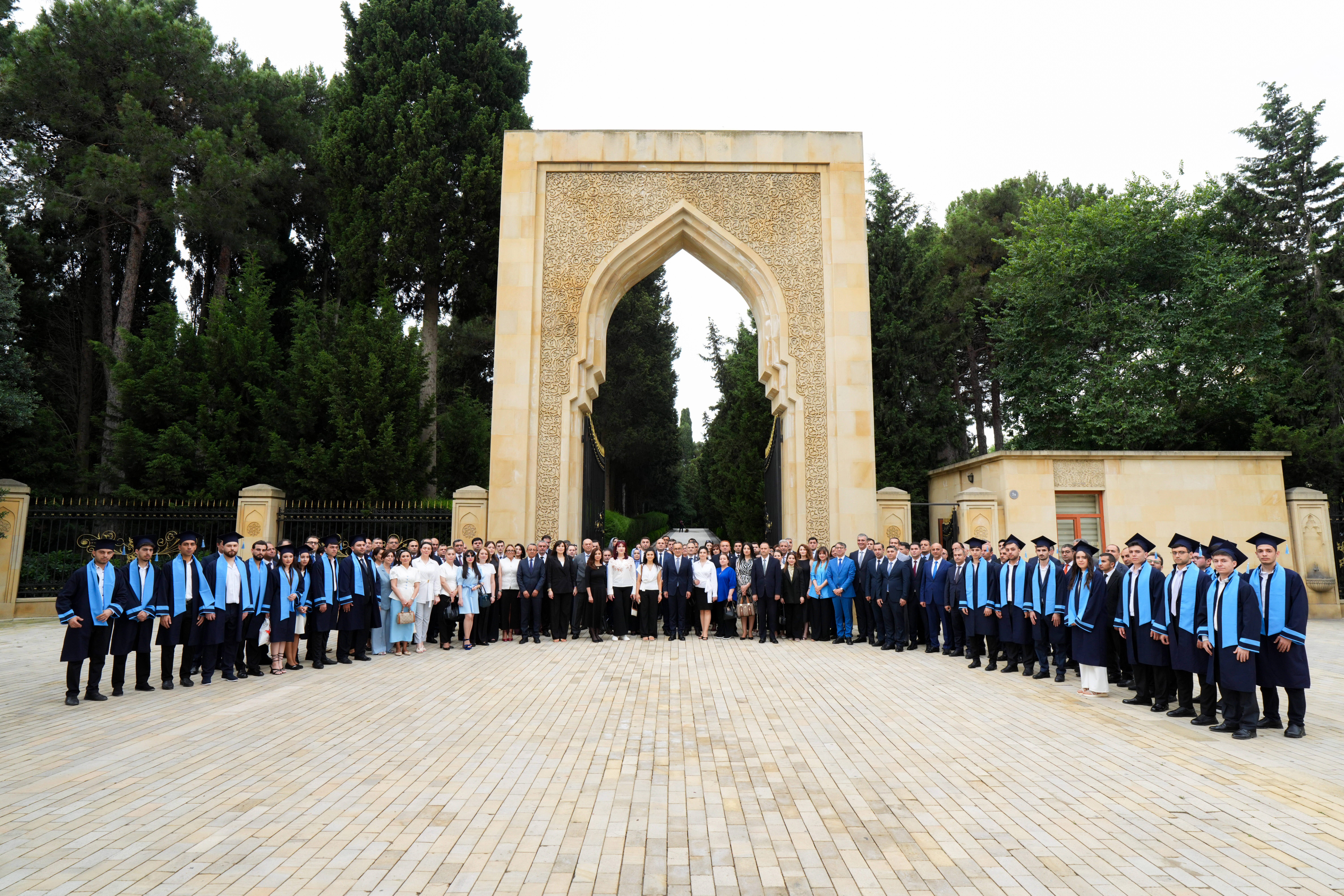 Dini Qurumlarla İş üzrə Dövlət Komitəsinin kollektivi Fəxri xiyabanı və Şəhidlər xiyabanını ziyarət edib - Image 10