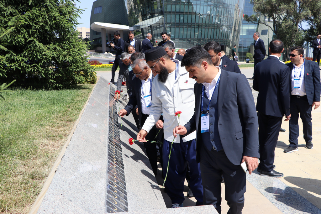Din xadimləri Fəxri xiyabanı və Şəhidlər xiyabanını, Türk şəhidliyi abidəsini ziyarət ediblər - Image 3