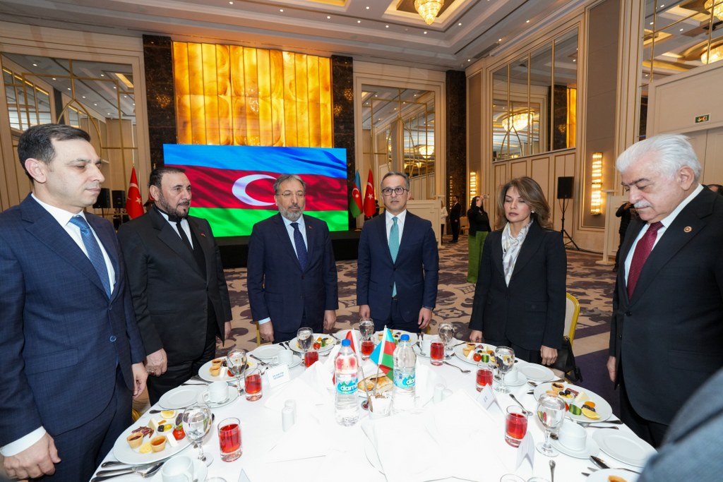 İstanbulda soydaşlarımız üçün Ramazan ayı münasibətilə iftar mərasimi təşkil edilib - Image 1