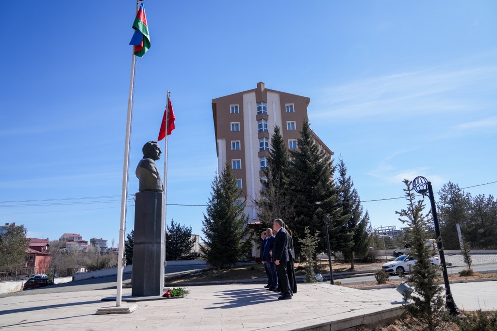 Azərbaycan nümayəndə heyəti Qarsda Ulu Öndərin abidəsini ziyarət edib - Image 1