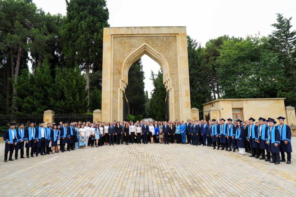 Dini Qurumlarla İş üzrə Dövlət Komitəsinin kollektivi Fəxri xiyabanı və Şəhidlər xiyabanını ziyarət edib