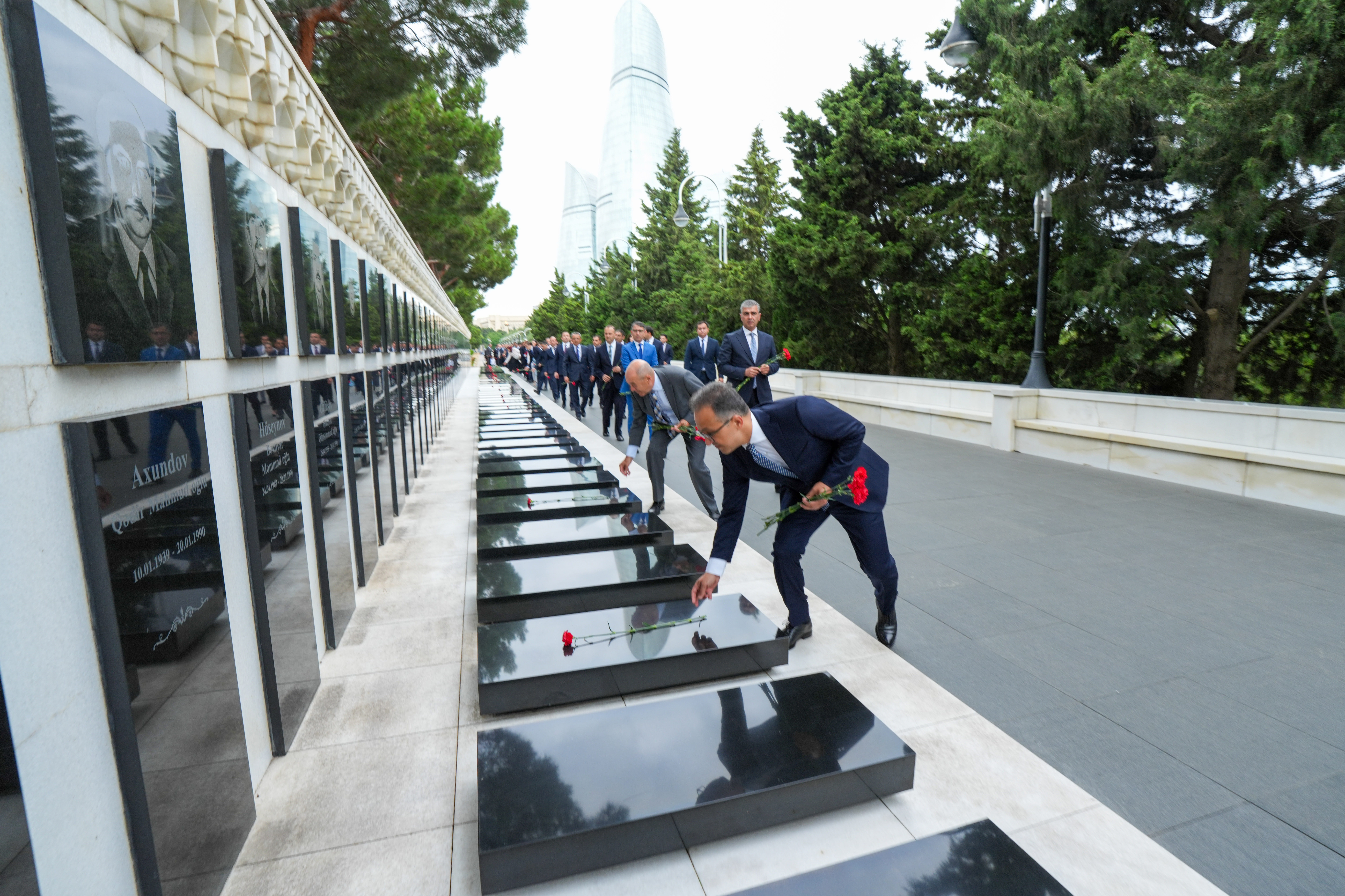 Dini Qurumlarla İş üzrə Dövlət Komitəsinin kollektivi Fəxri xiyabanı və Şəhidlər xiyabanını ziyarət edib - Image 8
