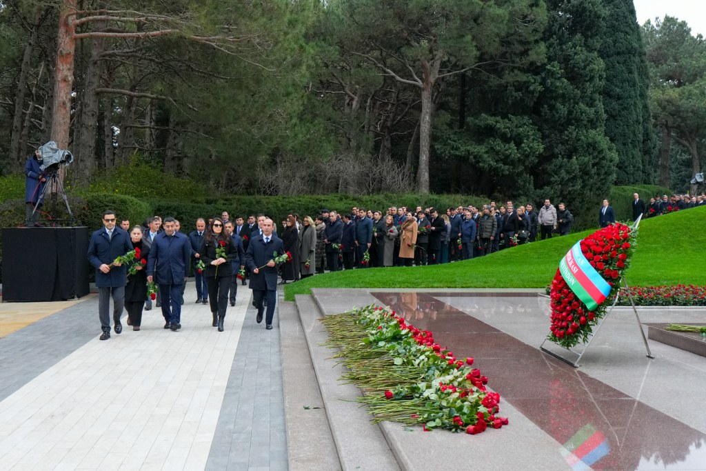Dövlət Komitəsinin kollektivi Ümummilli Lider Heydər Əliyevin məzarını ziyarət edib - Image 3