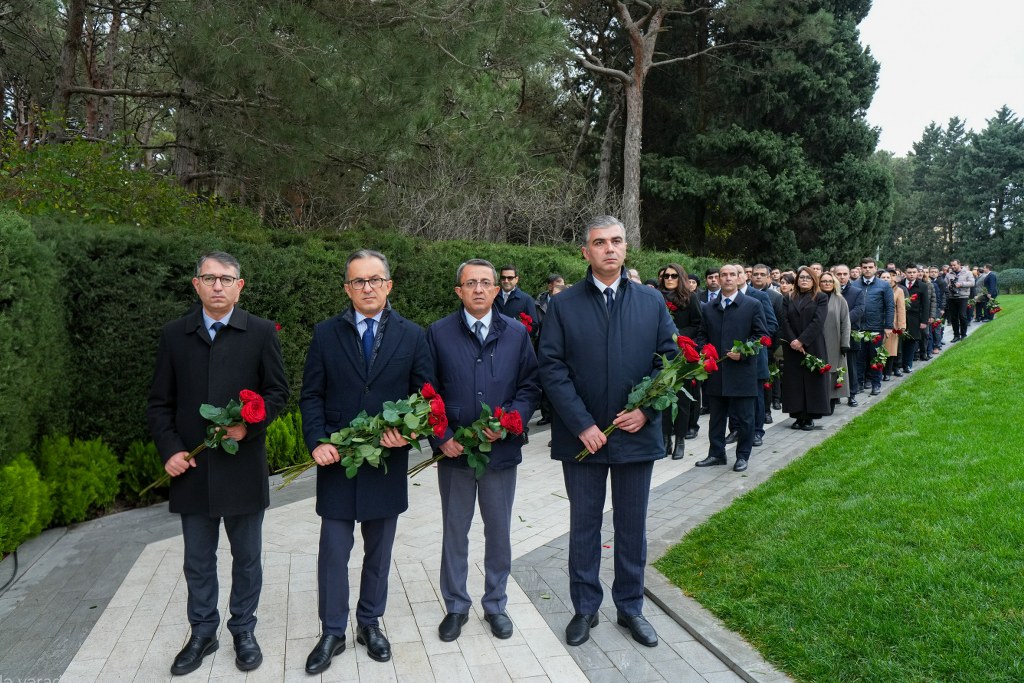 Dövlət Komitəsinin kollektivi Ümummilli Lider Heydər Əliyevin məzarını ziyarət edib - Image 1