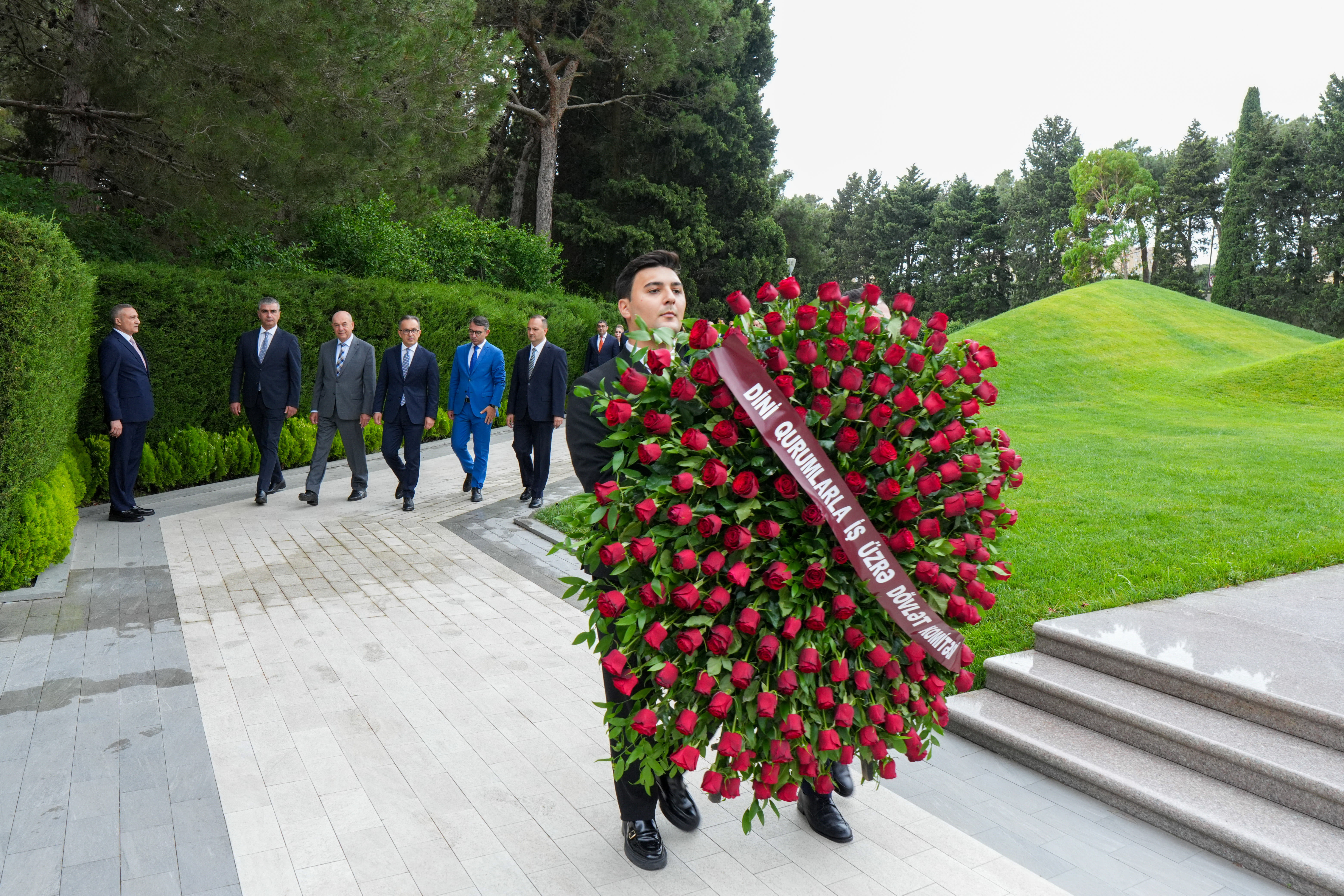 Dini Qurumlarla İş üzrə Dövlət Komitəsinin kollektivi Fəxri xiyabanı və Şəhidlər xiyabanını ziyarət edib - Image 1
