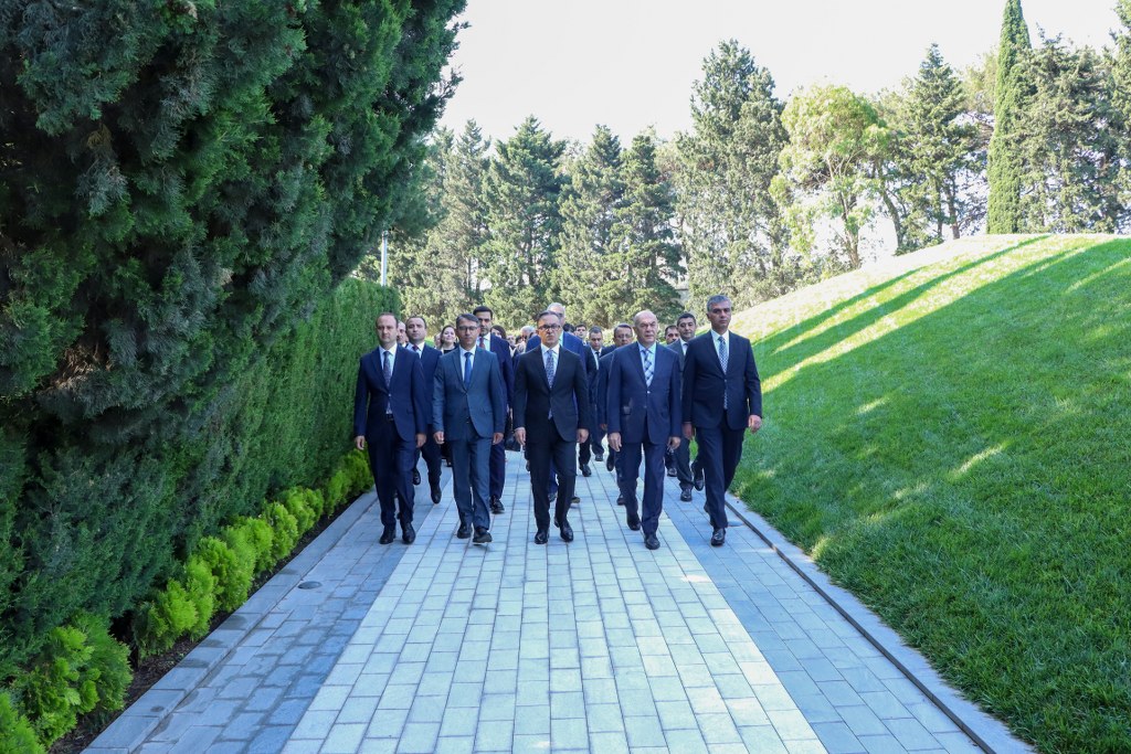Dini Qurumlarla İş üzrə Dövlət Komitəsinin və tabeliyindəki qurumların kollektivi Fəxri xiyabanı ziyarət edib - Image 15