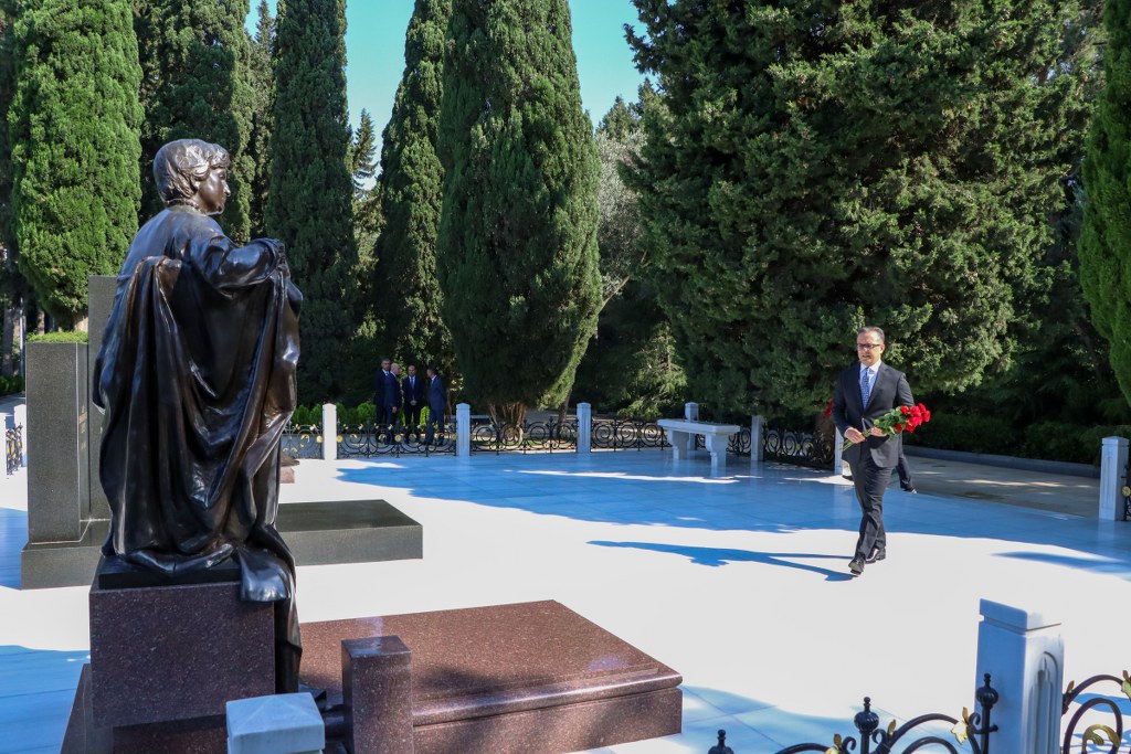 Dini Qurumlarla İş üzrə Dövlət Komitəsinin və tabeliyindəki qurumların kollektivi Fəxri xiyabanı ziyarət edib - Image 10