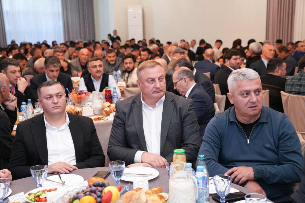Dövlət Komitəsi Ramazan ayı ilə əlaqədar Gürcüstanın Rustavi şəhərində iftar mərasimi təşkil edib - Image 1
