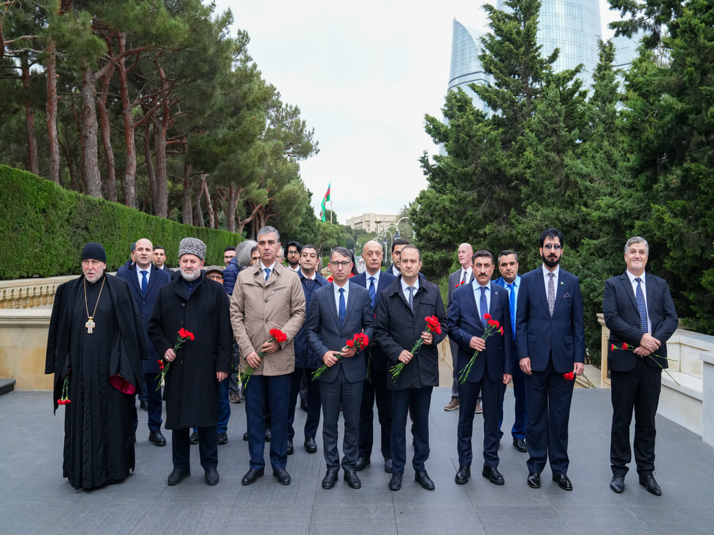 Beynəlxalq simpoziumun iştirakçıları Fəxri xiyabanı və Şəhidlər xiyabanını ziyarət ediblər - Image 7