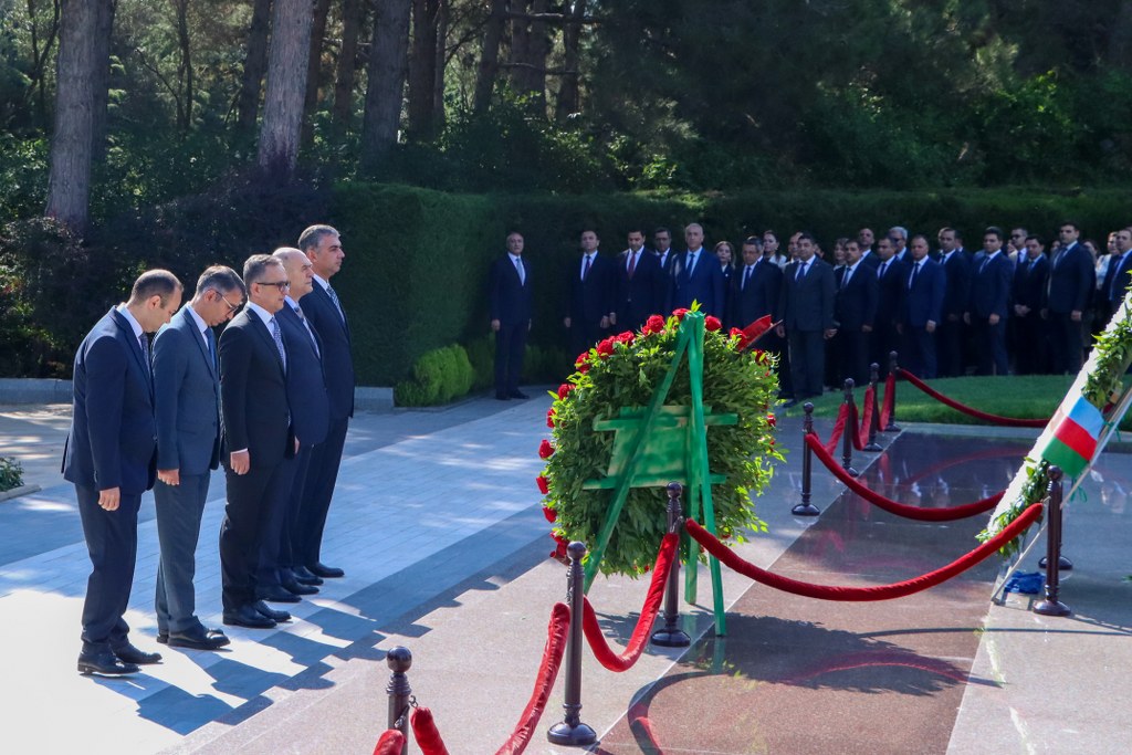 Dini Qurumlarla İş üzrə Dövlət Komitəsinin və tabeliyindəki qurumların kollektivi Fəxri xiyabanı ziyarət edib - Image 12