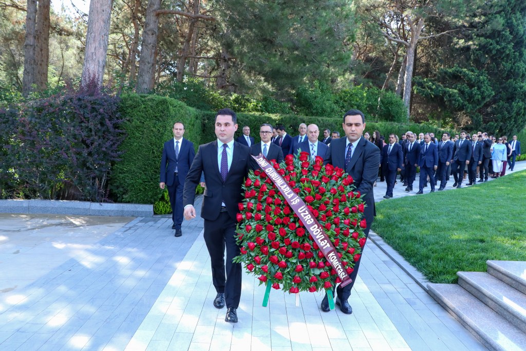 Dini Qurumlarla İş üzrə Dövlət Komitəsinin və tabeliyindəki qurumların kollektivi Fəxri xiyabanı ziyarət edib - Image 14