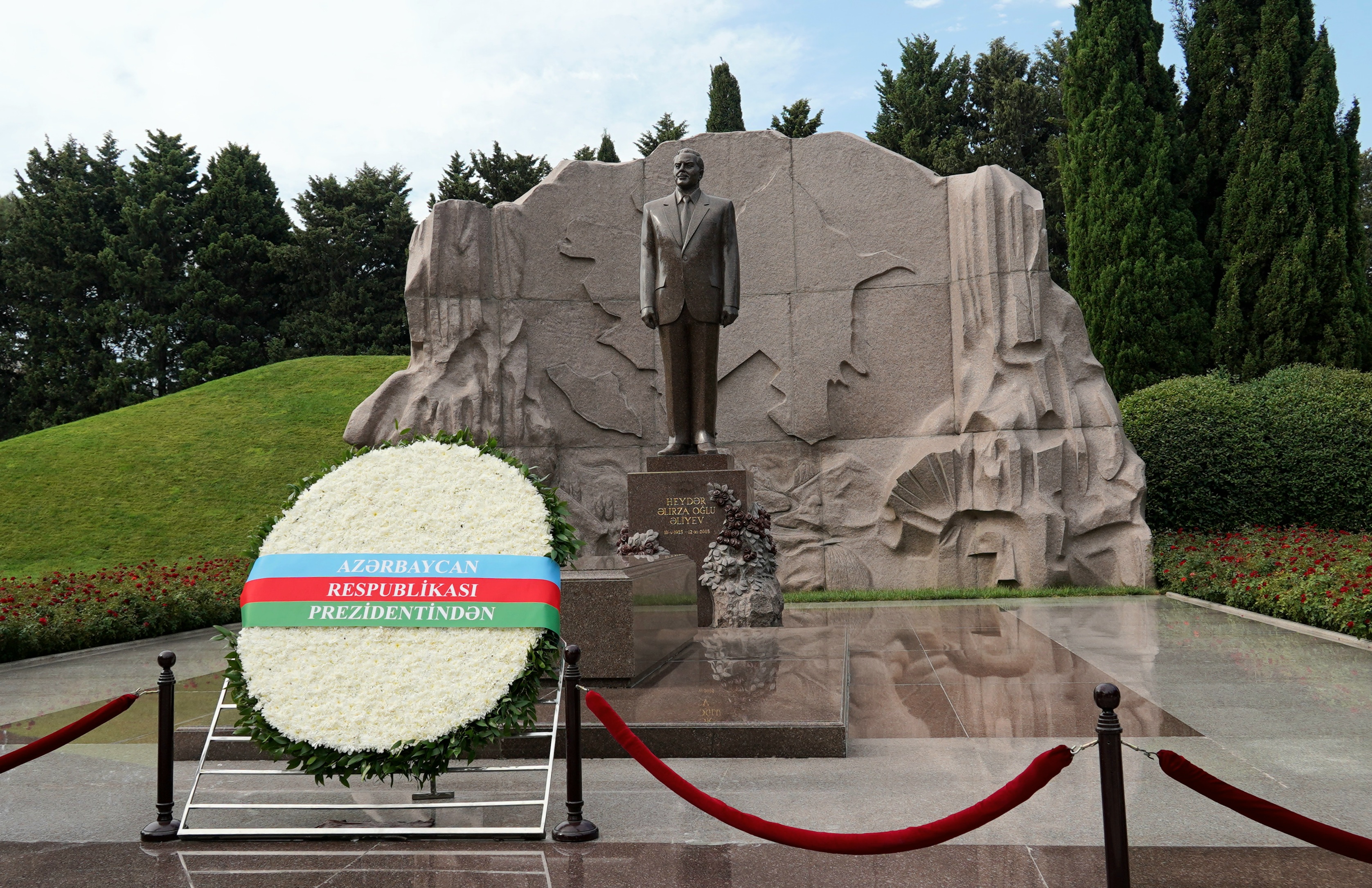 Ölkəmizdə səfərdə olan din xadimləri Fəxri xiyaban, Şəhidlər xiyabanı və “Türk şəhidliyi” abidəsini ziyarət ediblər - Image 8
