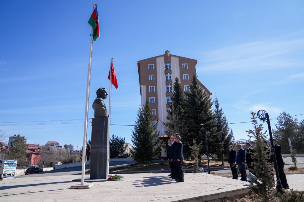 Azərbaycan nümayəndə heyəti Qarsda Ulu Öndərin abidəsini ziyarət edib - Image 2
