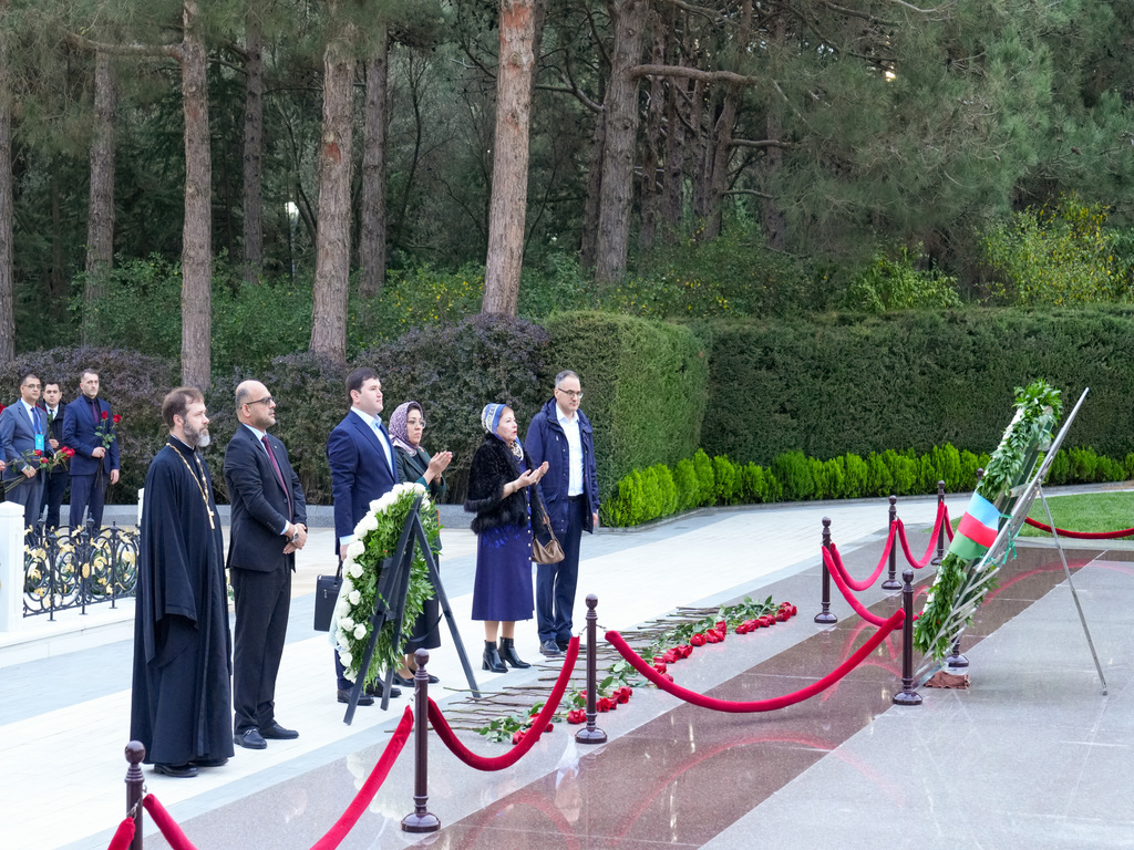 Beynəlxalq simpoziumun iştirakçıları Fəxri xiyabanı və Şəhidlər xiyabanını ziyarət ediblər - Image 5