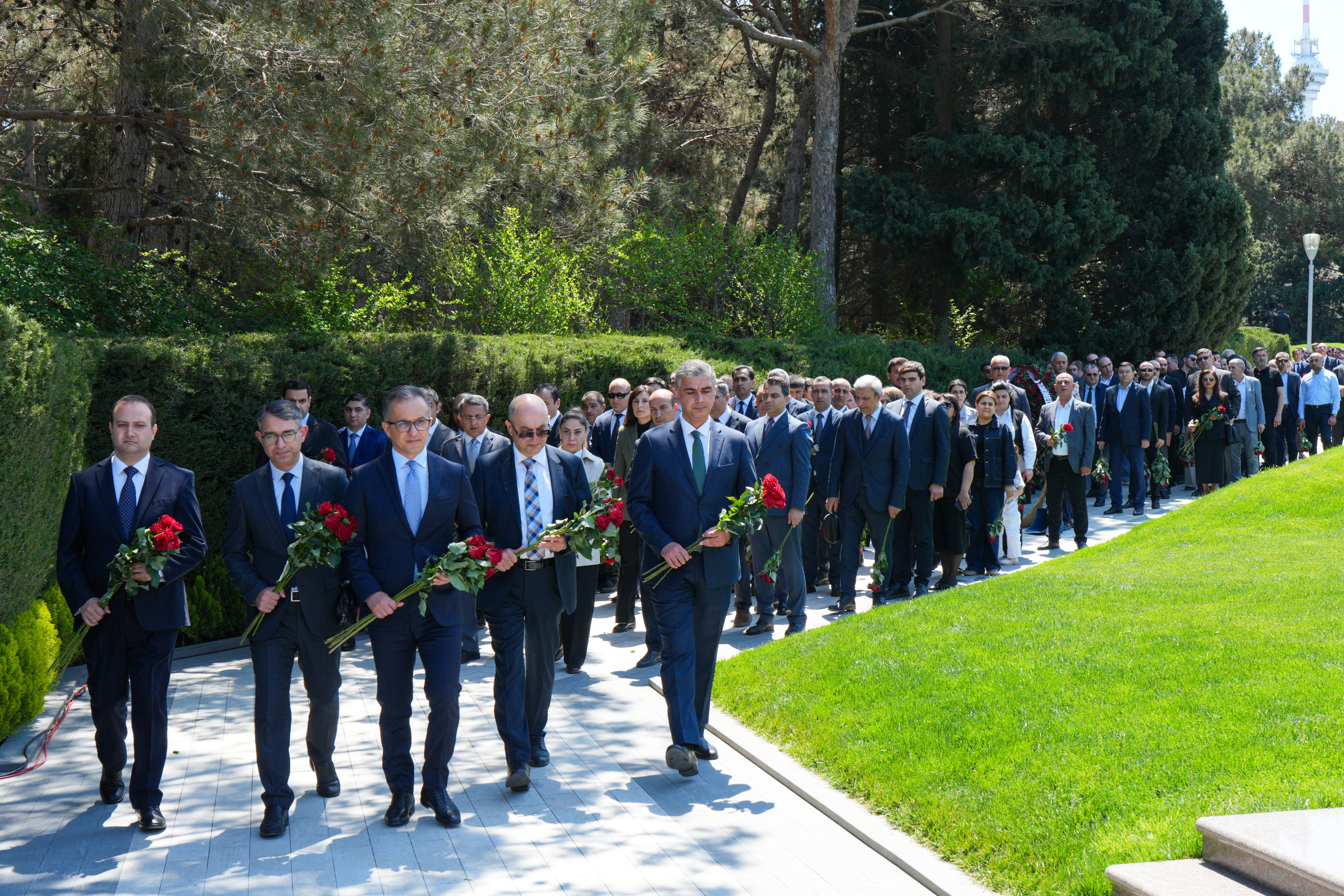 Dövlət Komitəsinin kollektivi Ulu Öndər Heydər Əliyevin məzarını ziyarət ediblər