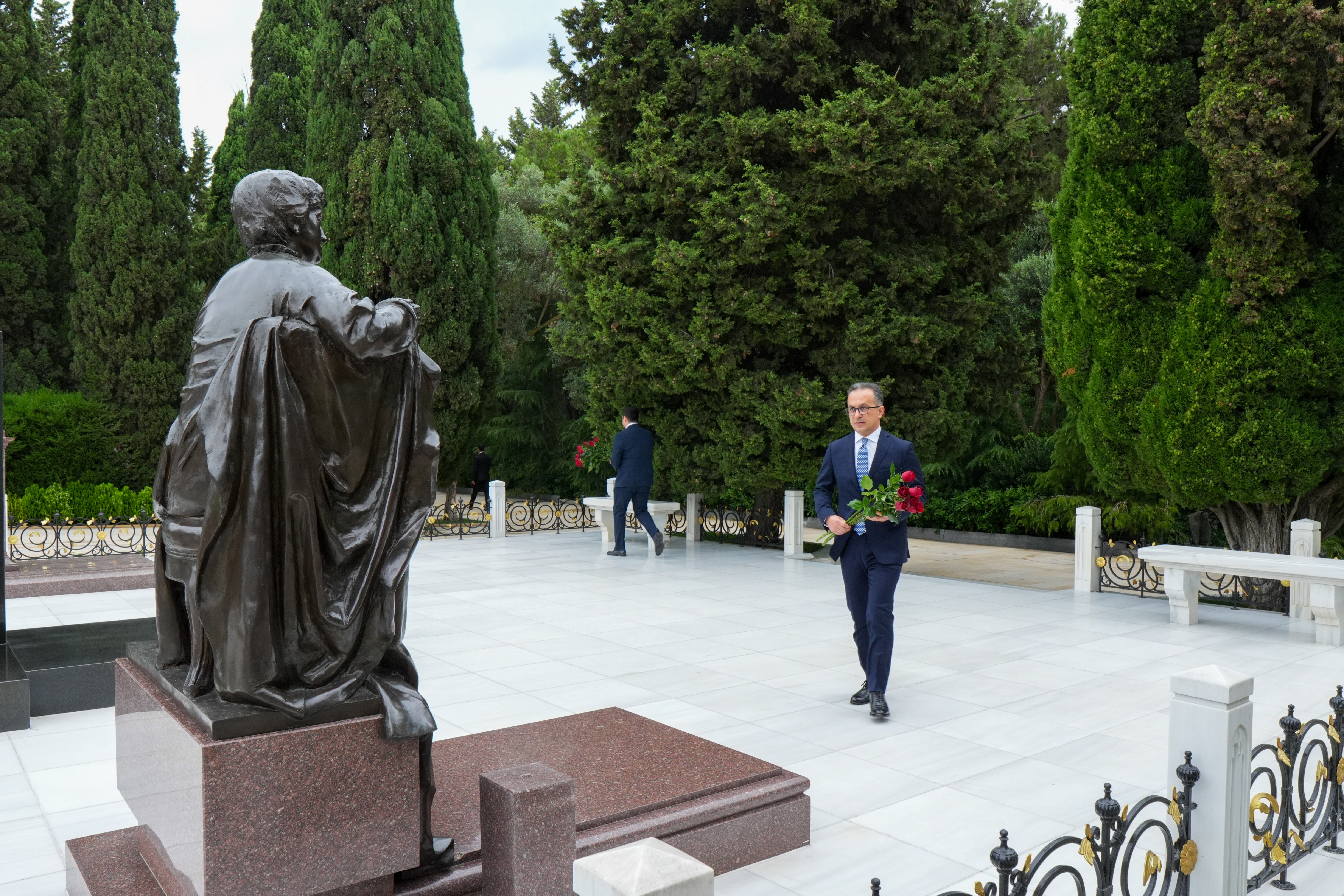 Dini Qurumlarla İş üzrə Dövlət Komitəsinin kollektivi Fəxri xiyabanı və Şəhidlər xiyabanını ziyarət edib - Image 4