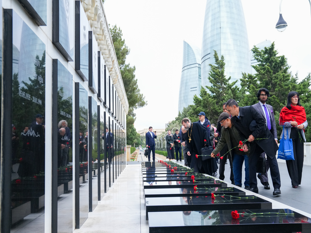 Beynəlxalq simpoziumun iştirakçıları Fəxri xiyabanı və Şəhidlər xiyabanını ziyarət ediblər - Image 9