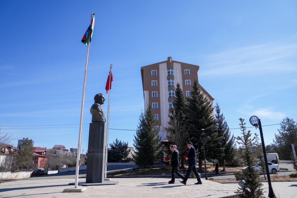 Azərbaycan nümayəndə heyəti Qarsda Ulu Öndərin abidəsini ziyarət edib
