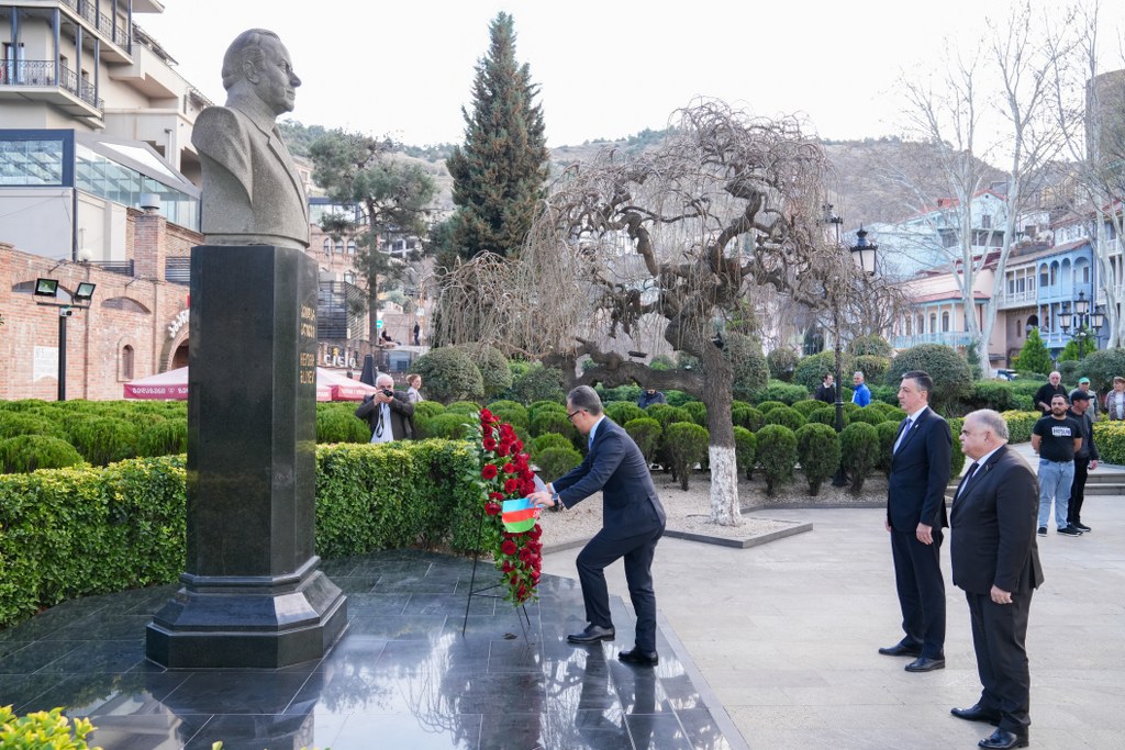 Tbilisidə Ulu Öndər Heydər Əliyevin abidəsi ziyarət edilib - Image 4