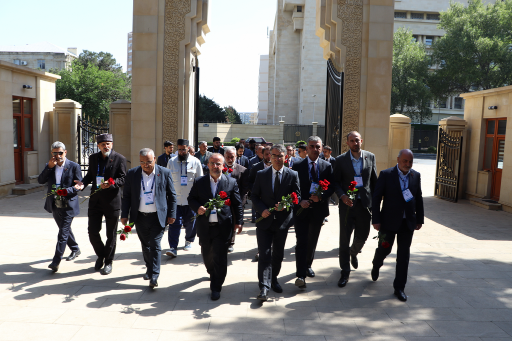 Din xadimləri Fəxri xiyabanı və Şəhidlər xiyabanını, Türk şəhidliyi abidəsini ziyarət ediblər - Image 11