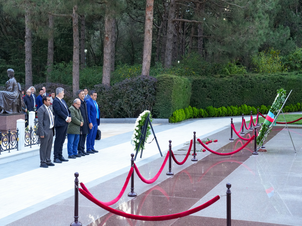 Beynəlxalq simpoziumun iştirakçıları Fəxri xiyabanı və Şəhidlər xiyabanını ziyarət ediblər - Image 2