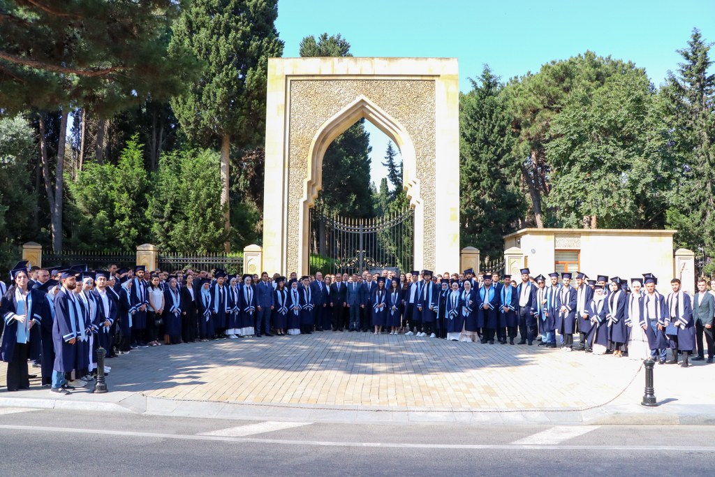 Dini Qurumlarla İş üzrə Dövlət Komitəsinin və tabeliyindəki qurumların kollektivi Fəxri xiyabanı ziyarət edib