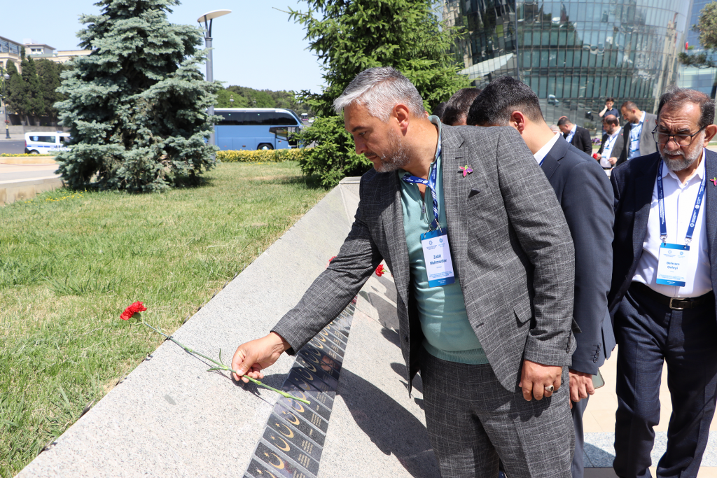 Din xadimləri Fəxri xiyabanı və Şəhidlər xiyabanını, Türk şəhidliyi abidəsini ziyarət ediblər - Image 2