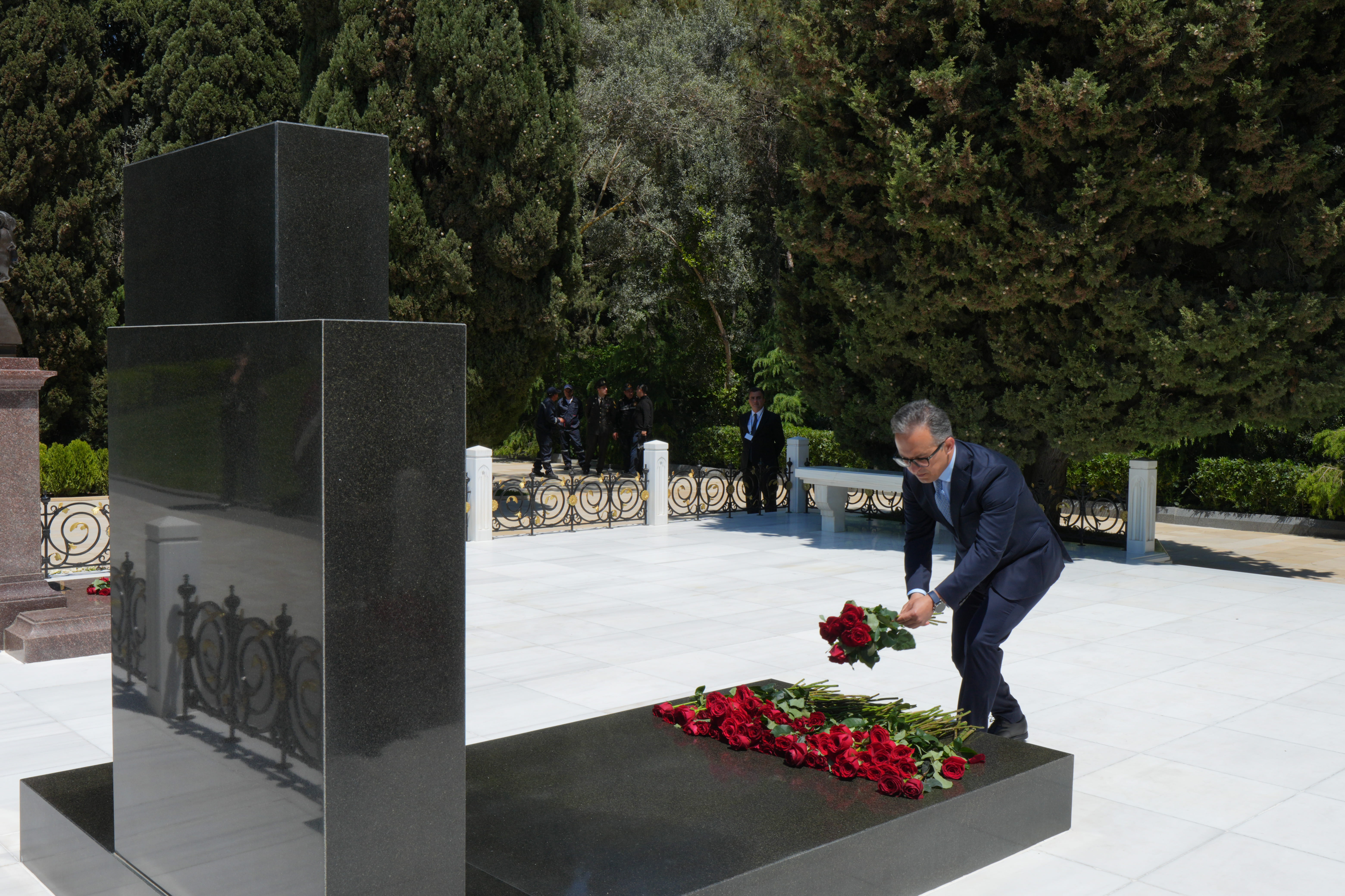 Dövlət Komitəsinin kollektivi Ulu Öndər Heydər Əliyevin məzarını ziyarət ediblər - Image 7