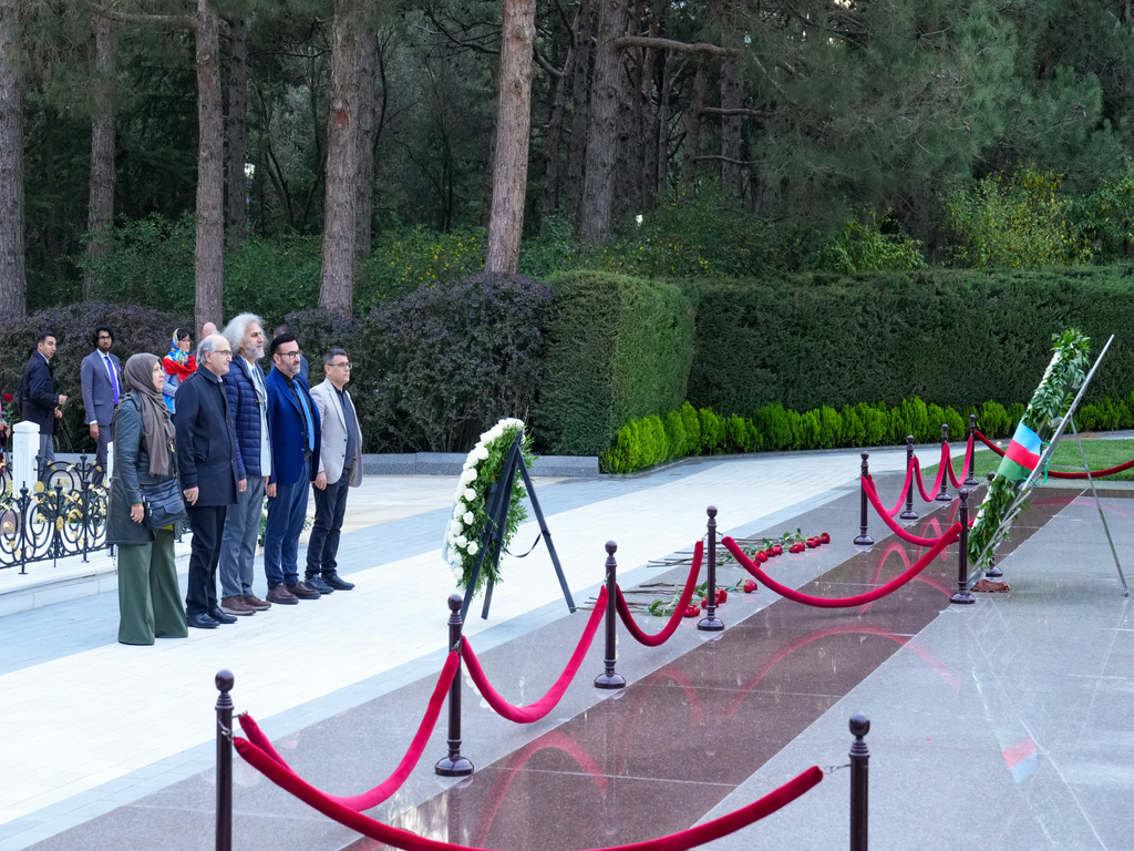 Beynəlxalq simpoziumun iştirakçıları Fəxri xiyabanı və Şəhidlər xiyabanını ziyarət ediblər - Image 4