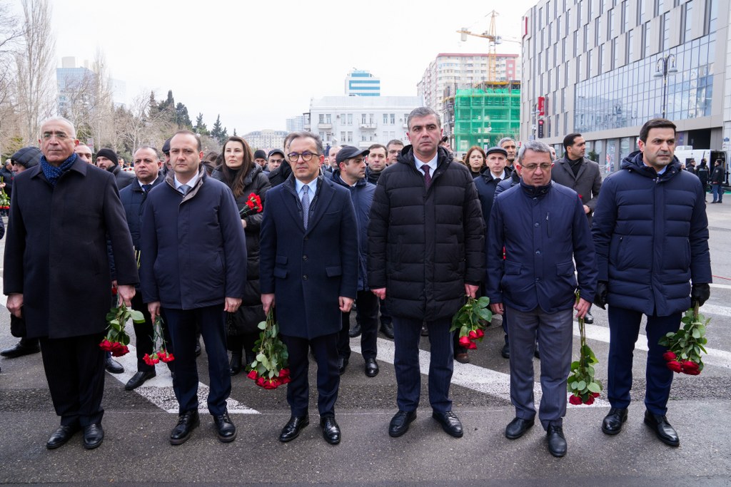 Dövlət Komitəsinin kollektivi Xocalı soyqırımı abidəsini ziyarət edib