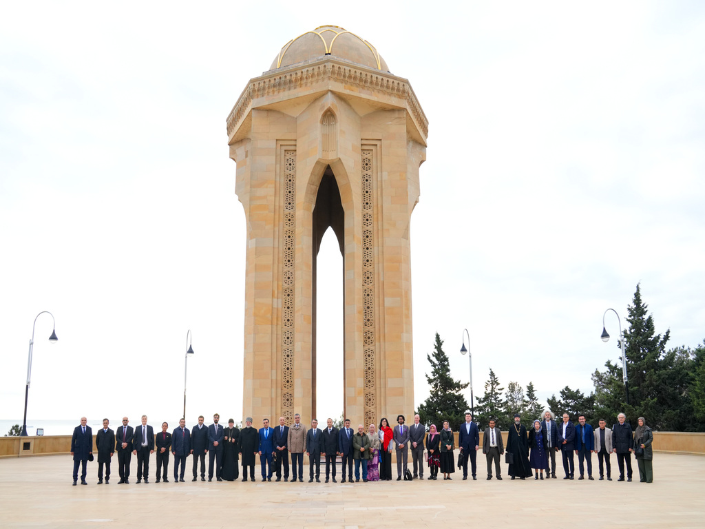 Beynəlxalq simpoziumun iştirakçıları Fəxri xiyabanı və Şəhidlər xiyabanını ziyarət ediblər - Image 10