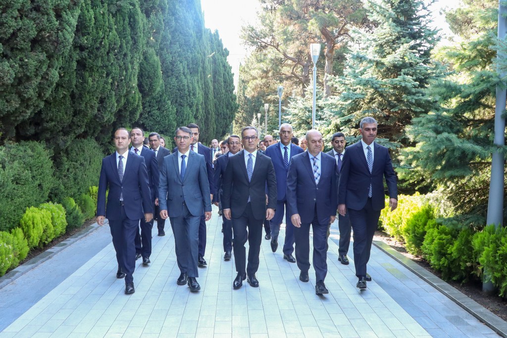 Dini Qurumlarla İş üzrə Dövlət Komitəsinin və tabeliyindəki qurumların kollektivi Fəxri xiyabanı ziyarət edib - Image 16