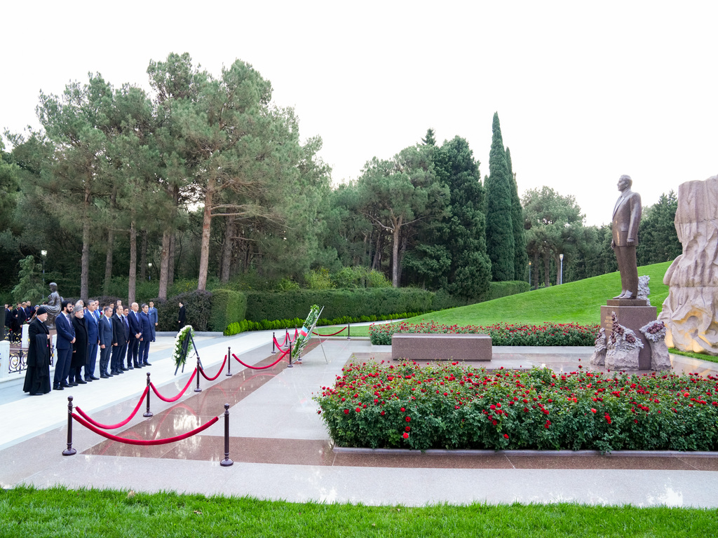 Beynəlxalq simpoziumun iştirakçıları Fəxri xiyabanı və Şəhidlər xiyabanını ziyarət ediblər