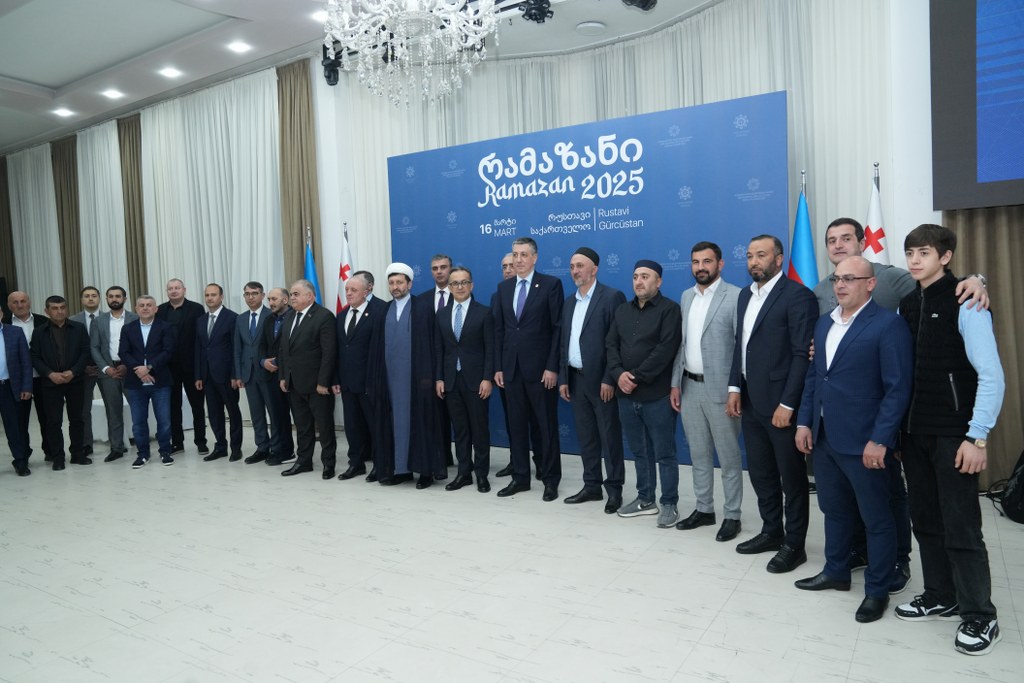Dövlət Komitəsi Ramazan ayı ilə əlaqədar Gürcüstanın Rustavi şəhərində iftar mərasimi təşkil edib - Image 1