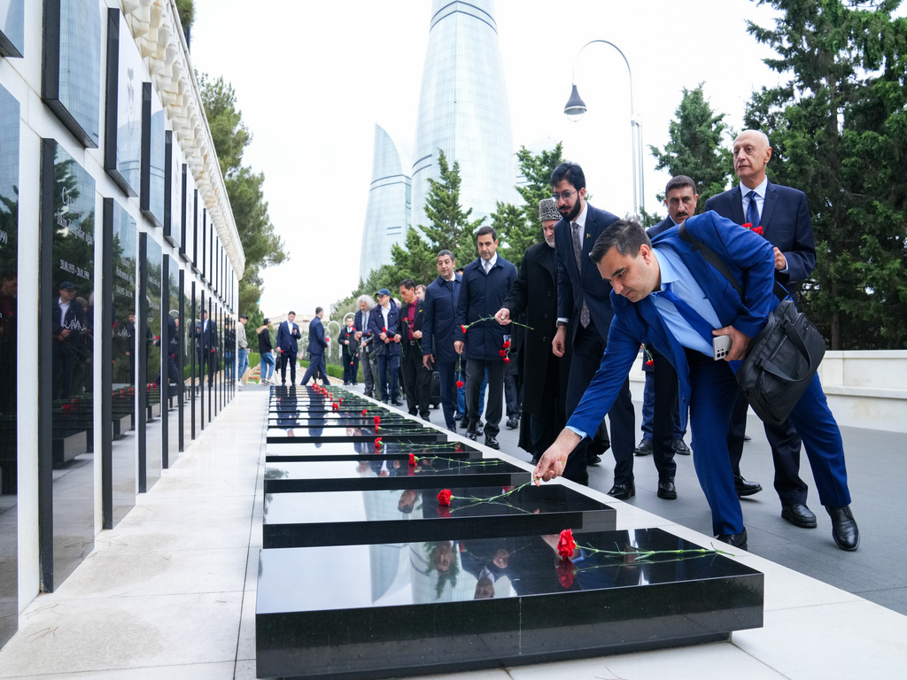 Beynəlxalq simpoziumun iştirakçıları Fəxri xiyabanı və Şəhidlər xiyabanını ziyarət ediblər - Image 8