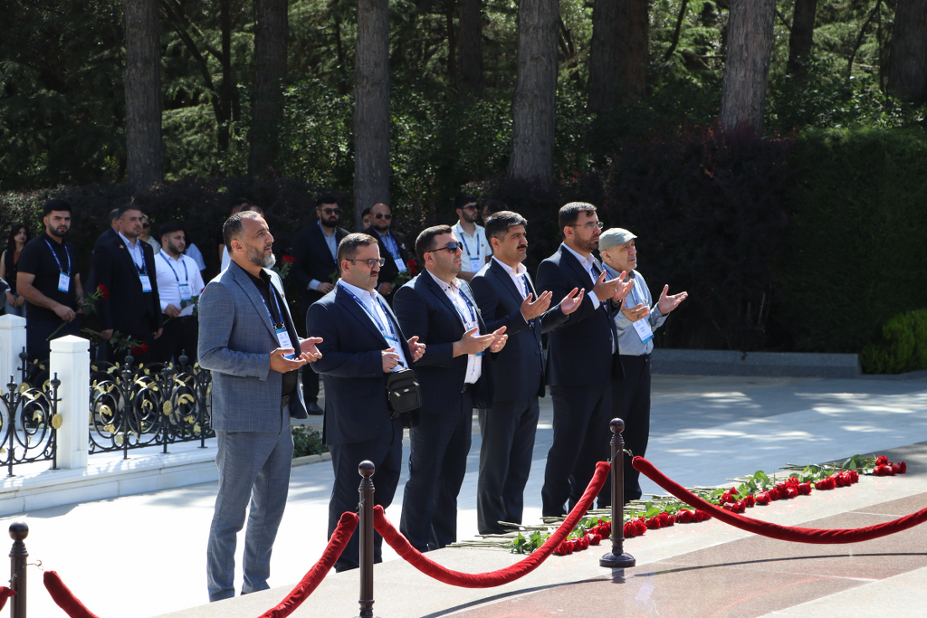 Din xadimləri Fəxri xiyabanı və Şəhidlər xiyabanını, Türk şəhidliyi abidəsini ziyarət ediblər - Image 7