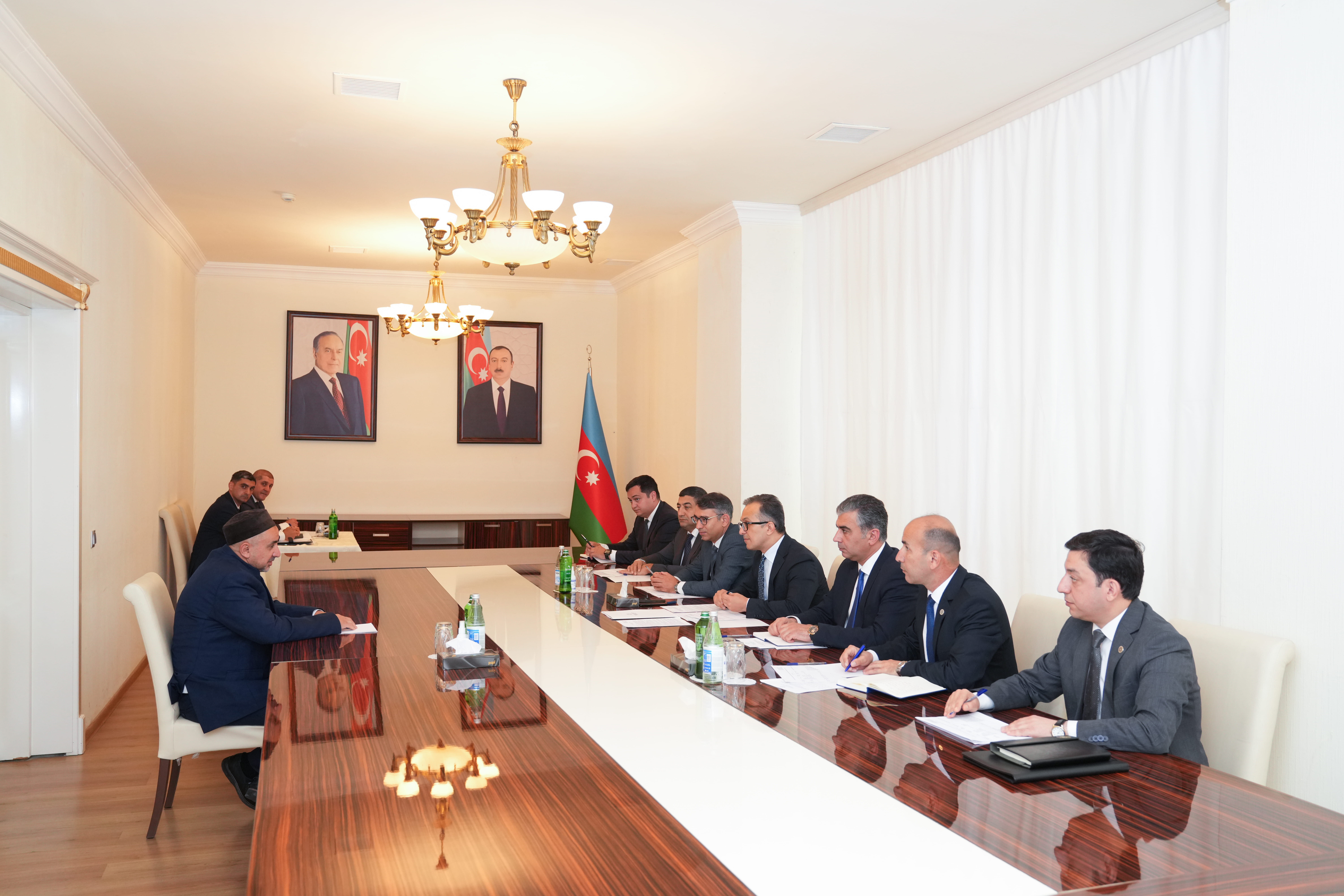 Dövlət Komitəsinin sədri Qazaxda vətəndaşların müraciətlərini dinləyib