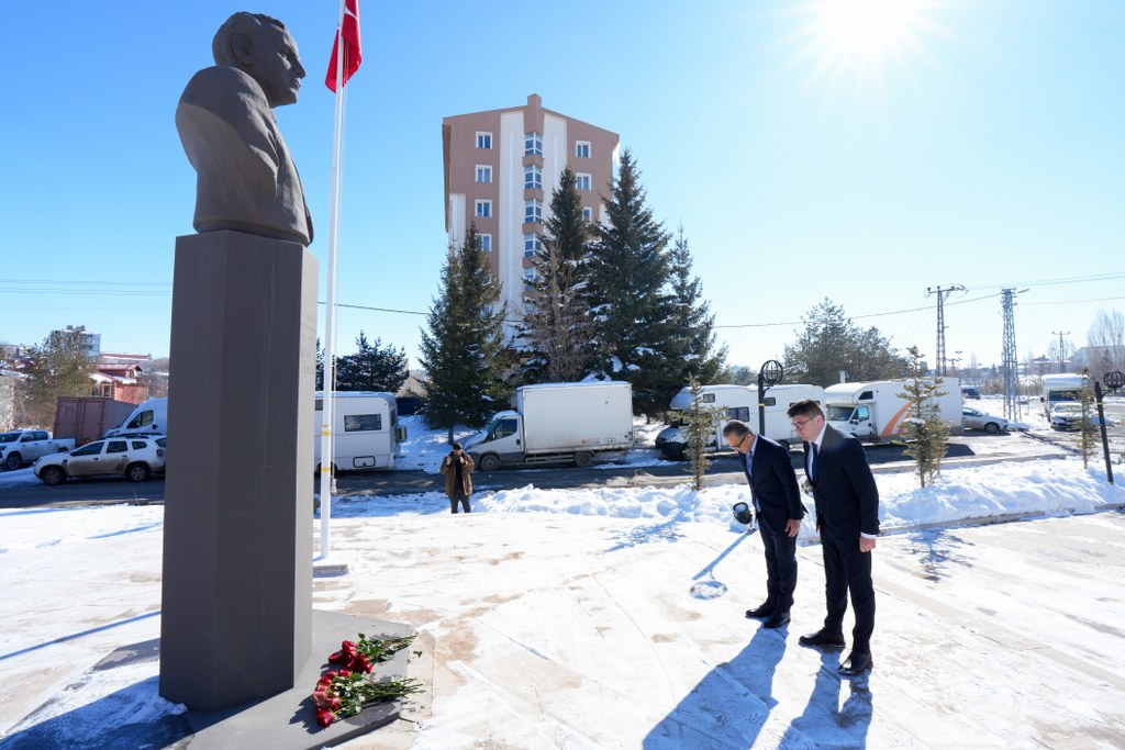Azərbaycan nümayəndə heyəti Qarsda Ulu Öndərin abidəsini ziyarət edib - Image 2
