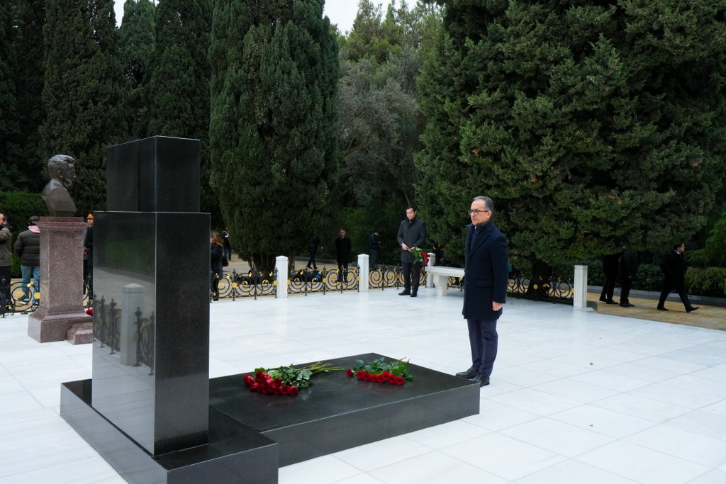Dövlət Komitəsinin kollektivi Ümummilli Lider Heydər Əliyevin məzarını ziyarət edib - Image 4