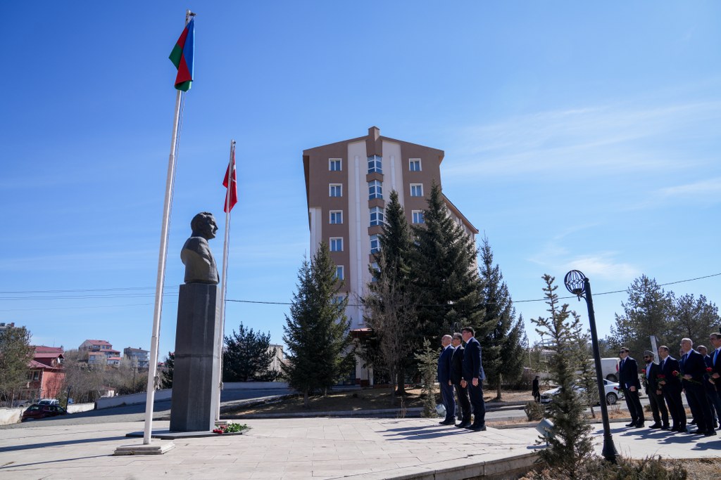 Azərbaycan nümayəndə heyəti Qarsda Ulu Öndərin abidəsini ziyarət edib - Image 3