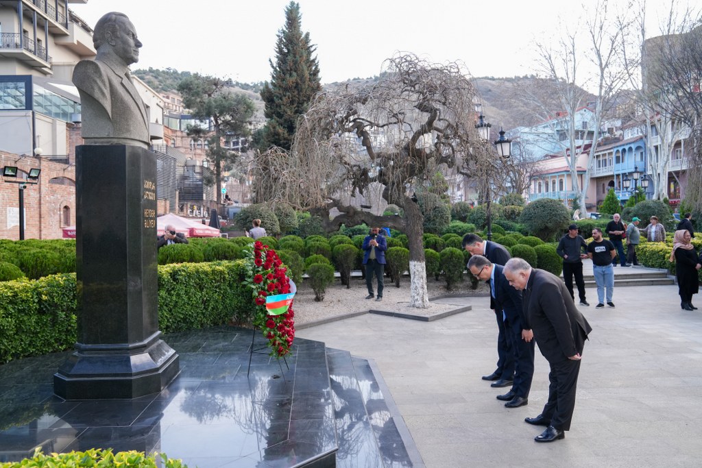Tbilisidə Ulu Öndər Heydər Əliyevin abidəsi ziyarət edilib - Image 3