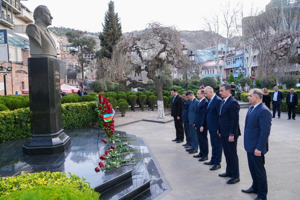 Tbilisidə Ulu Öndər Heydər Əliyevin abidəsi ziyarət edilib - Image 2