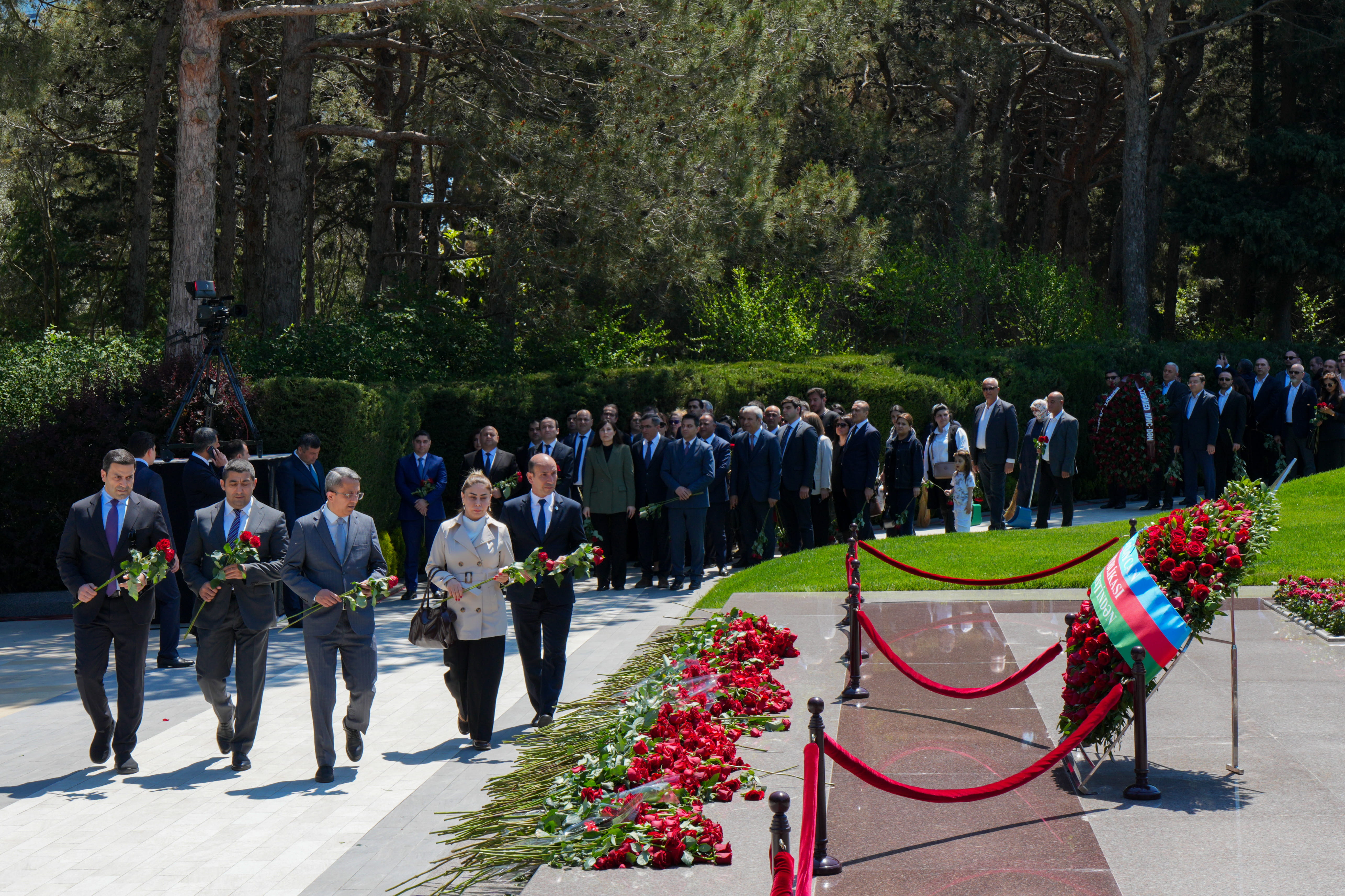 Dövlət Komitəsinin kollektivi Ulu Öndər Heydər Əliyevin məzarını ziyarət ediblər - Image 4
