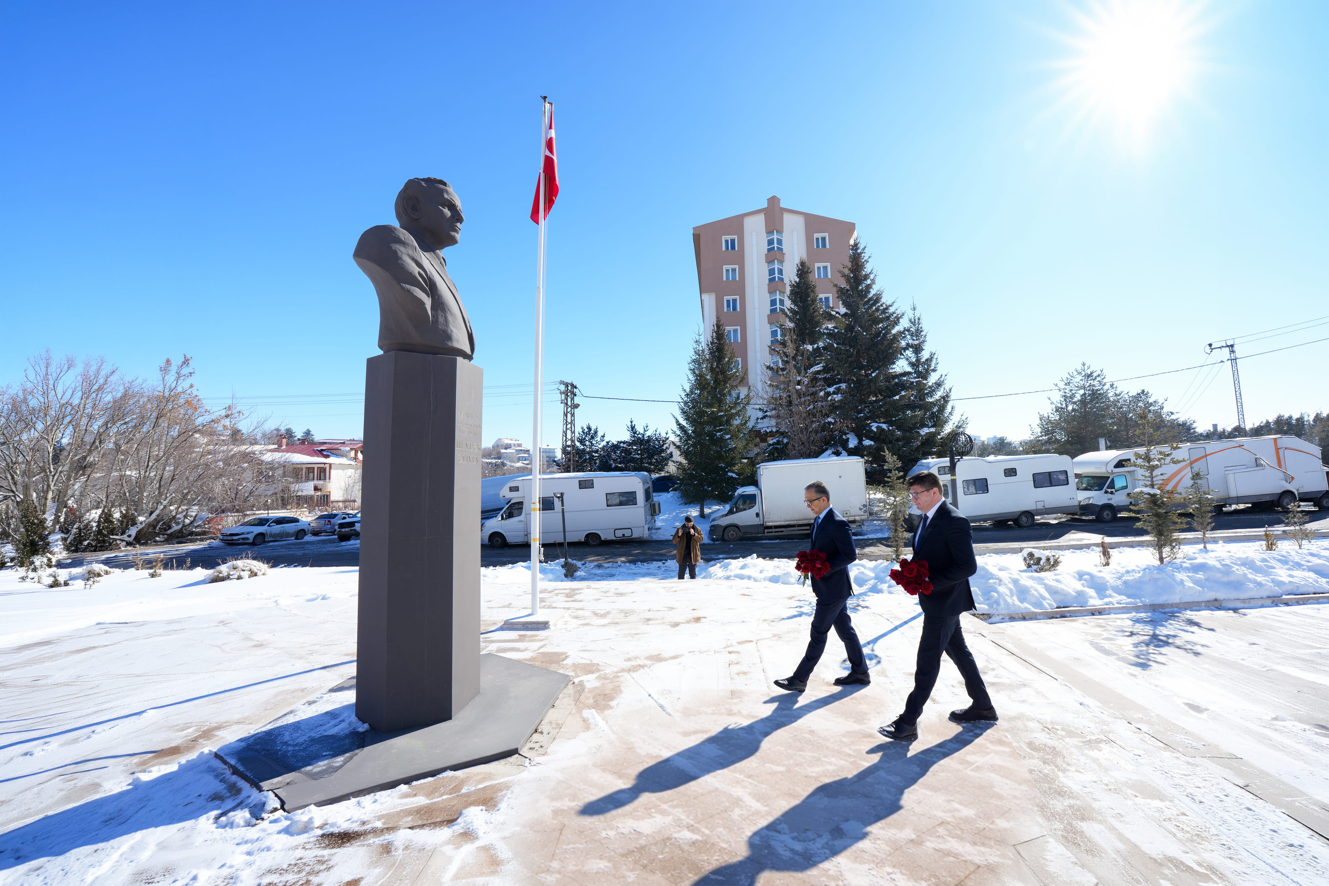 Azərbaycan nümayəndə heyəti Qarsda Ulu Öndərin abidəsini ziyarət edib - Image 1